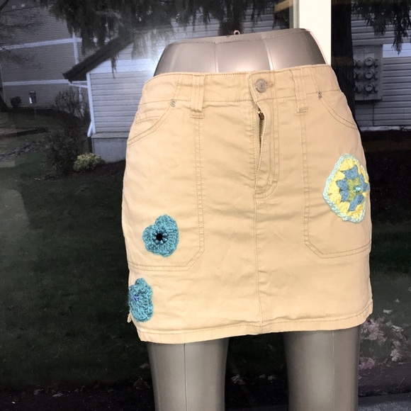 Gloria Vanderbilt Dresses & Skirts - Women’s UPCYCLED EUC Sz 9 HAND CRAFTED, CROCHETED Chic Tan with Blue Crochet